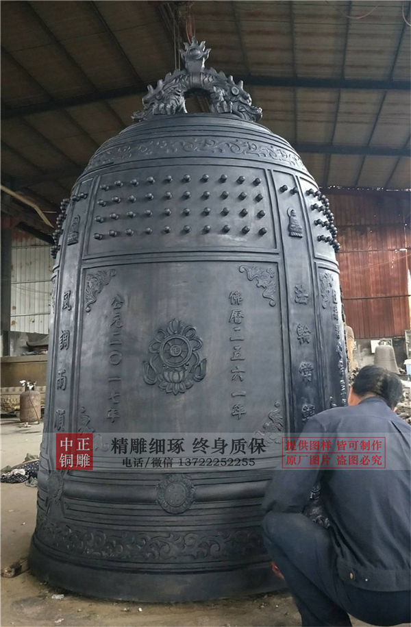 春節(jié)敲銅鐘祈福(圖1) 1-20120415322H44.jpg